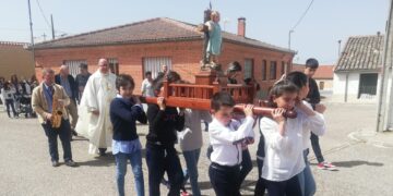 Los niños de Cordovilla protagonizan la procesión del Resucitado portando las andas del Niño Jesús con la cruz