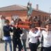 Los niños de Cordovilla protagonizan la procesión del Resucitado portando las andas del Niño Jesús con la cruz