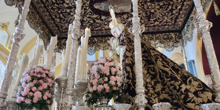 La Virgen de Triana que lleva en sus velas los nombres de los niños que la Hermandad de la O ha ayudado a venir al mundo