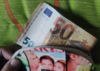 Un hombre encuentra un bolso con 1.450 euros en metálico y lo entrega a los agentes de la Policía Local de Peñaranda