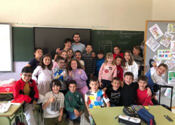 Daniel Romo, entrenador del Saiyans FC, visita el colegio Miguel de Unamuno en Peñaranda y recibe una calurosa acogida
