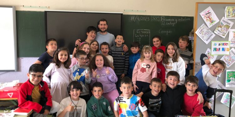 Daniel Romo, entrenador del Saiyans FC, visita el colegio Miguel de Unamuno en Peñaranda y recibe una calurosa acogida