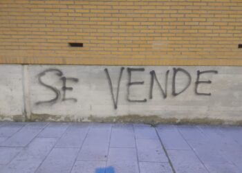 La última gamberrada en Peñaranda: poner en venta el pabellón polideportivo municipal con una pintada en sus muros