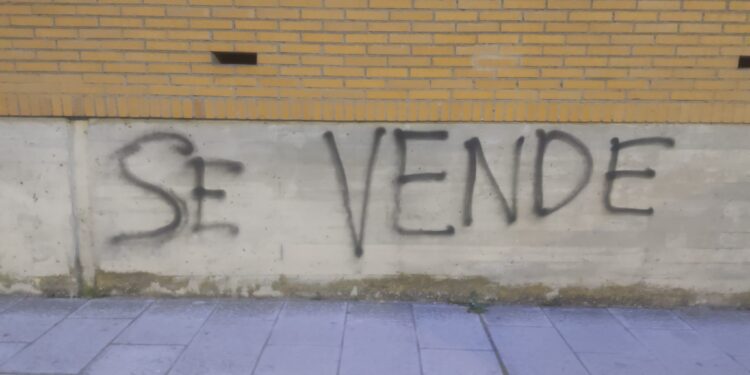 La última gamberrada en Peñaranda: poner en venta el pabellón polideportivo municipal con una pintada en sus muros