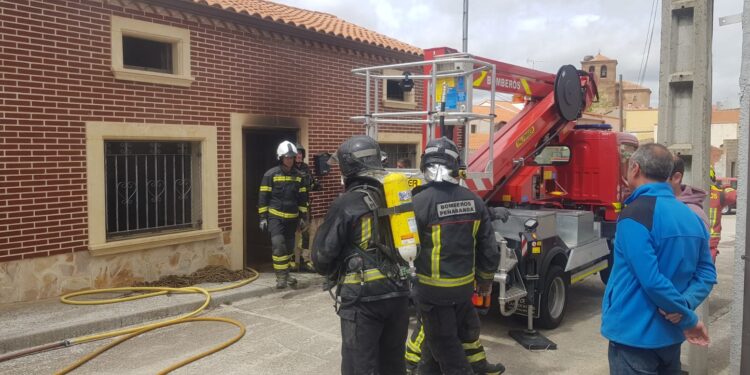 Bomberos de Peñaranda colaboran en la extinción de un fuego  en una vivienda en Gimialcón y que ha provocado graves daños