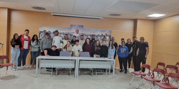 La banda de cornetas y tambores de la Hermandad de Cofradías de Peñaranda se refuerza con 22 nuevos miembros