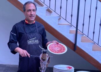 Javier Pinto Hernández: «El espectáculo de ver cómo se corta el jamón suele ser muy apreciado por los comensales»