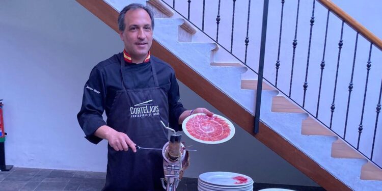 Javier Pinto Hernández: «El espectáculo de ver cómo se corta el jamón suele ser muy apreciado por los comensales»