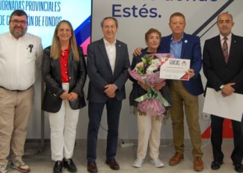 Ana María Sáez recibe un merecido agradecimiento por su labor como voluntaria en la asamblea de Cruz Roja en Peñaranda