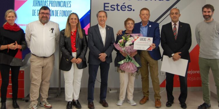 Ana María Sáez recibe un merecido agradecimiento por su labor como voluntaria en la asamblea de Cruz Roja en Peñaranda
