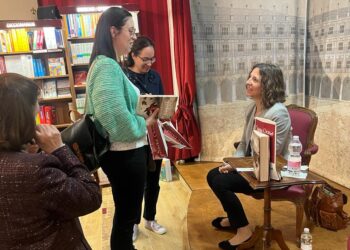 La escritora santiaguesa María Suré presenta con gran éxito en Salamanca su última novela «Huérfanos de sombra»