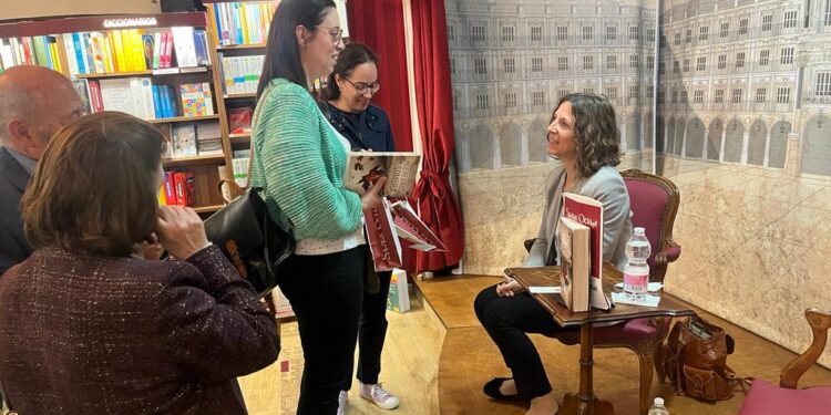La escritora santiaguesa María Suré presenta con gran éxito en Salamanca su última novela «Huérfanos de sombra»