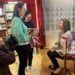 La escritora santiaguesa María Suré presenta con gran éxito en Salamanca su última novela «Huérfanos de sombra»