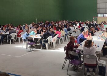 Santiago de la Puebla celebra una multitudinaria comida en el pabellón con motivo de las fiestas patronales de San Jorge
