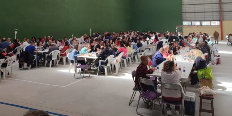 Santiago de la Puebla celebra una multitudinaria comida en el pabellón con motivo de las fiestas patronales de San Jorge