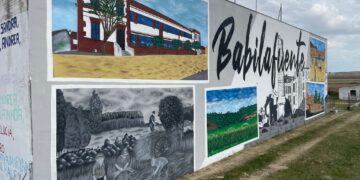 El antiguo frontón de Babilafuente estrena un nuevo gran mural del artista Kikeartmd que refleja la «esencia» del municipio
