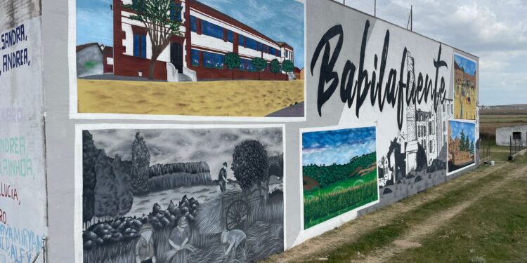 El antiguo frontón de Babilafuente estrena un nuevo gran mural del artista Kikeartmd que refleja la «esencia» del municipio