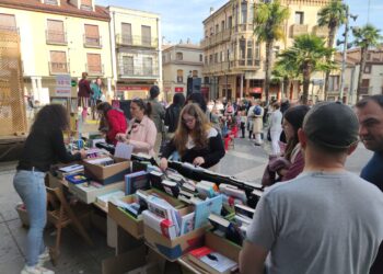 Alba de Tormes celebra con gran éxito su Feria del Libro y llena de ambiente y visitantes la plaza Mayor de la villa ducal