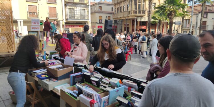 Alba de Tormes celebra con gran éxito su Feria del Libro y llena de ambiente y visitantes la plaza Mayor de la villa ducal