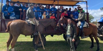 La asociación Pasión Taurina Babilafuente visita la finca Valdefresno y conoce el día a día de una ganadería de toros bravos