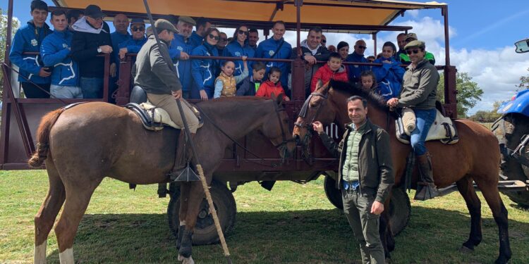 La asociación Pasión Taurina Babilafuente visita la finca Valdefresno y conoce el día a día de una ganadería de toros bravos