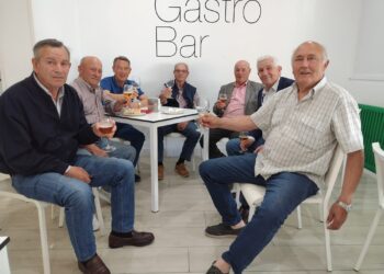Las últimas «cuadrillas» de vecinos de la comarca fieles a tomar sus vinos en Peñaranda los jueves de mercado semanal