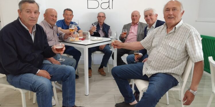 Las últimas «cuadrillas» de vecinos de la comarca fieles a tomar sus vinos en Peñaranda los jueves de mercado semanal