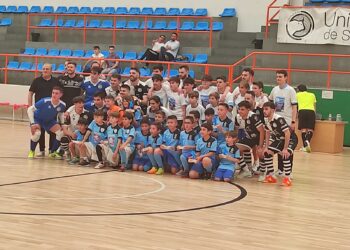 El Unionistas rinde un bonito homenaje al equipo Benjamín de fútbol sala de Peñaranda, campeón de los Juegos Escolares