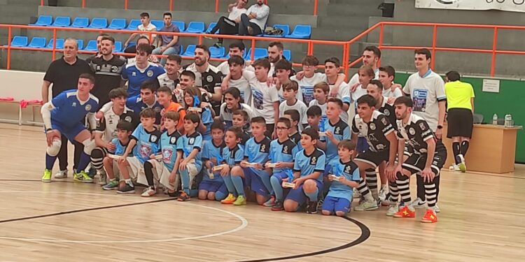El Unionistas rinde un bonito homenaje al equipo Benjamín de fútbol sala de Peñaranda, campeón de los Juegos Escolares