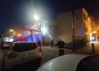 Los Bomberos de Peñaranda intervienen en la calle Nuestra Señora para retirar cascotes a punto de caer de una pared