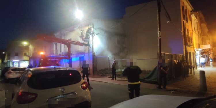 Los Bomberos de Peñaranda intervienen en la calle Nuestra Señora para retirar cascotes a punto de caer de una pared