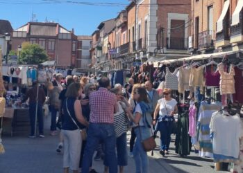 Peñaranda en Común reclama una solución para la suciedad generada los días de mercado en el centro de la localidad