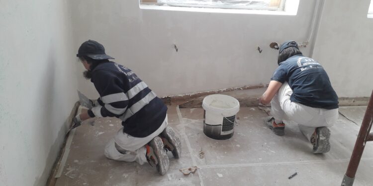 Alumnos del programa mixto de Pintura mejoran espacios públicos de Babilafuente como el colegio Filiberto Villalobos