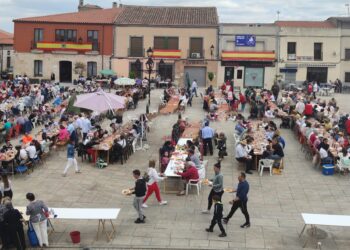 900 raciones de paella en la plaza Mayor de Cantalpino para despedir las fiestas patronales en honor de San Isidro