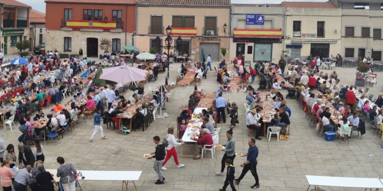 900 raciones de paella en la plaza Mayor de Cantalpino para despedir las fiestas patronales en honor de San Isidro