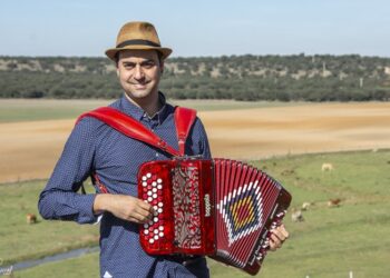El músico salmantino Raúl Díaz de Dios recibe el Premio al Joven Valor de la Música Tradicional 2023 que otorga Arlafolk