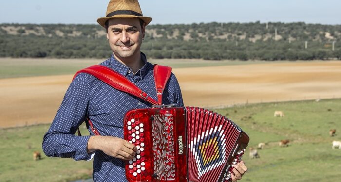 El músico salmantino Raúl Díaz de Dios recibe el Premio al Joven Valor de la Música Tradicional 2023 que otorga Arlafolk