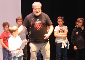 El conocido actor Javivi dirige en Peñaranda un taller de oratoria para mejorar las habilidades comunicativas de los escolares
