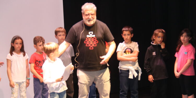 El conocido actor Javivi dirige en Peñaranda un taller de oratoria para mejorar las habilidades comunicativas de los escolares