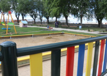 Babilafuente completa la reforma del parque municipal con un nuevo arenero y una valla perimetral para cerrar el recinto