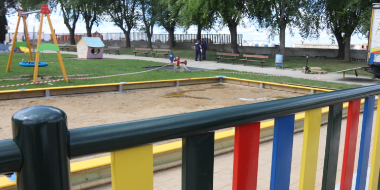 Babilafuente completa la reforma del parque municipal con un nuevo arenero y una valla perimetral para cerrar el recinto