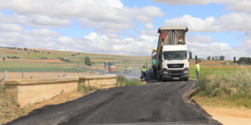 A punto de finalizar en Babilafuente la pavimentación asfáltica de los caminos municipales de Aldearrubia, San Andrés y Pedroso