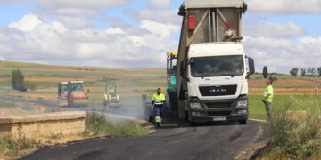 A punto de finalizar en Babilafuente la pavimentación asfáltica de los caminos municipales de Aldearrubia, San Andrés y Pedroso