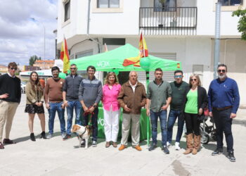 VOX instala una mesa informativa en Peñaranda para informar de sus propuestas de cara a las elecciones municipales del 28 M