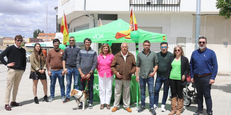 VOX instala una mesa informativa en Peñaranda para informar de sus propuestas de cara a las elecciones municipales del 28 M