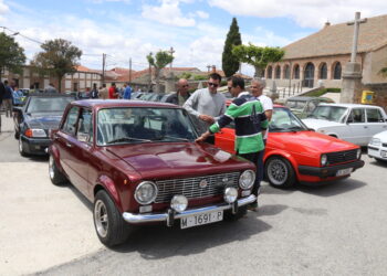 Los vehículos clásicos «toman» Aldeaseca de la Frontera en un intenso domingo festivo en honor de San Isidro Labrador