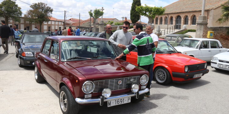 Los vehículos clásicos «toman» Aldeaseca de la Frontera en un intenso domingo festivo en honor de San Isidro Labrador