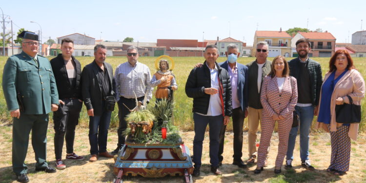 Peñaranda festeja a San Isidro Labrador con misa, procesión, bendición de campos y un animado convite al aire libre