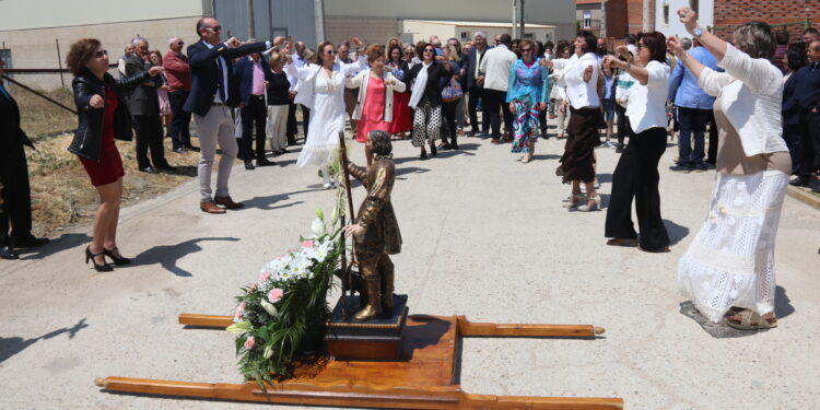 Bailes típicos al santo labrador en Aldeaseca de la Frontera que pone hoy el broche a cuatro intensas jornadas festivas