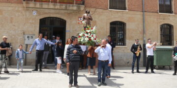 Cantalpino vive un momento histórico con los agricultores llevando a San Isidro hasta la misma puerta del Consistorio